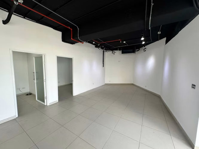 (02) LOCAL COMERCIAL EN ALQUILER EN VÍA PORRAS 124 m2 – UBICACIÓN ESTRATÉGICA PARA TU NEGOCIO