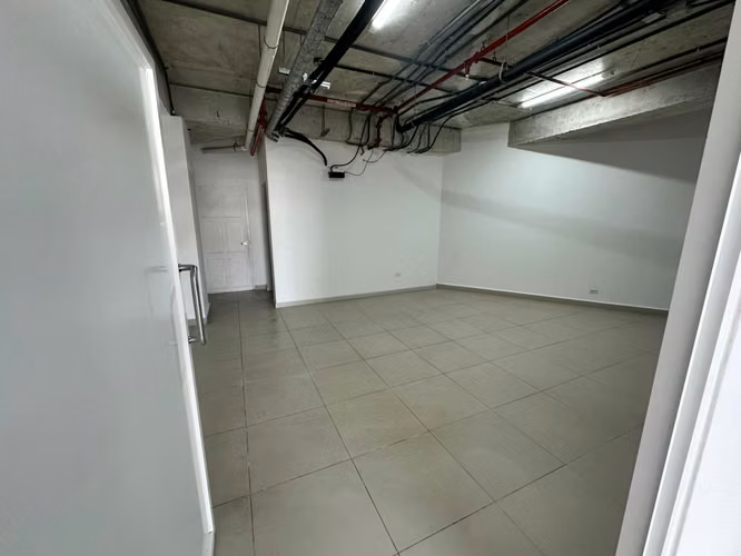 (02) LOCAL COMERCIAL EN ALQUILER EN VÍA PORRAS 124 m2 – UBICACIÓN ESTRATÉGICA PARA TU NEGOCIO