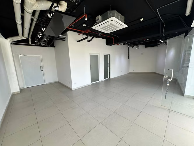 (02) LOCAL COMERCIAL EN ALQUILER EN VÍA PORRAS 124 m2 – UBICACIÓN ESTRATÉGICA PARA TU NEGOCIO