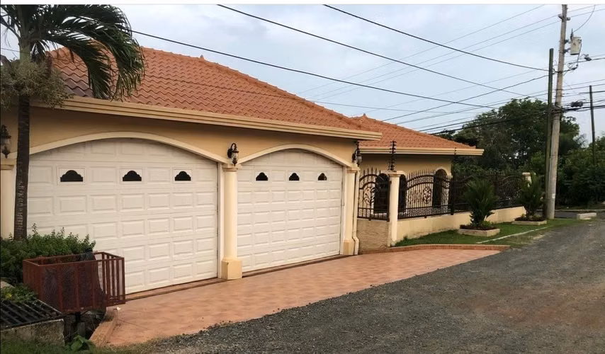 LA CHORRERA, HERMOSA RESIDENCIA,  MUY CENTRICA
