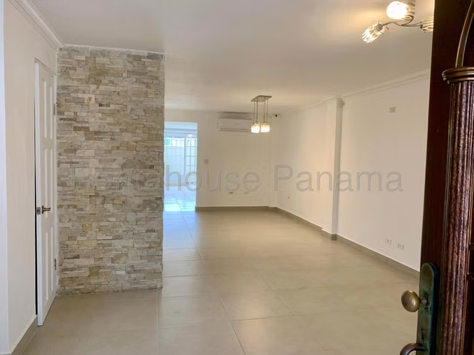 Se Vende Casa en Condado del Rey MDV26-7173