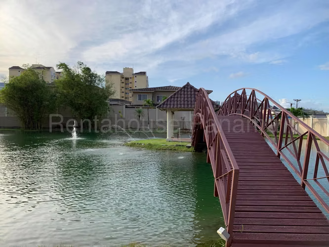 Se Vende Casa en Condado del Rey MDV26-7173