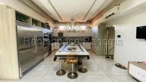 Venta de Casa con 900m2 en Altos de Golf 26-7118SR
