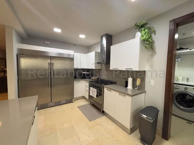 Vendo Apartamento de 215 m² en PH Greenview, Santa María 26-7737GG