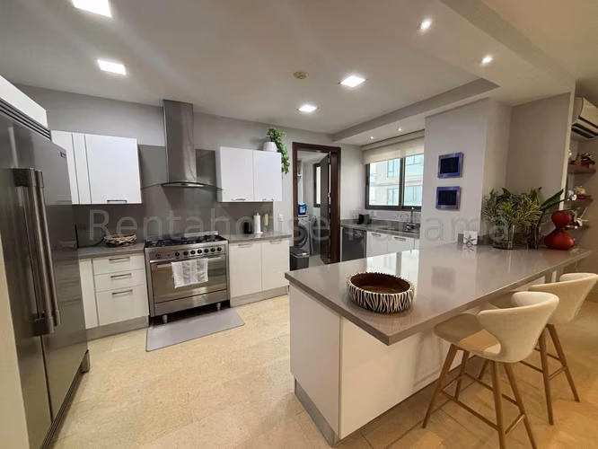 Vendo Apartamento de 215 m² en PH Greenview, Santa María 26-7737GG