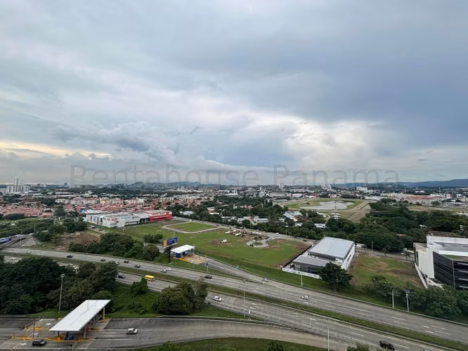 Vendo Apartamento de 215 m² en PH Greenview, Santa María 26-7737GG