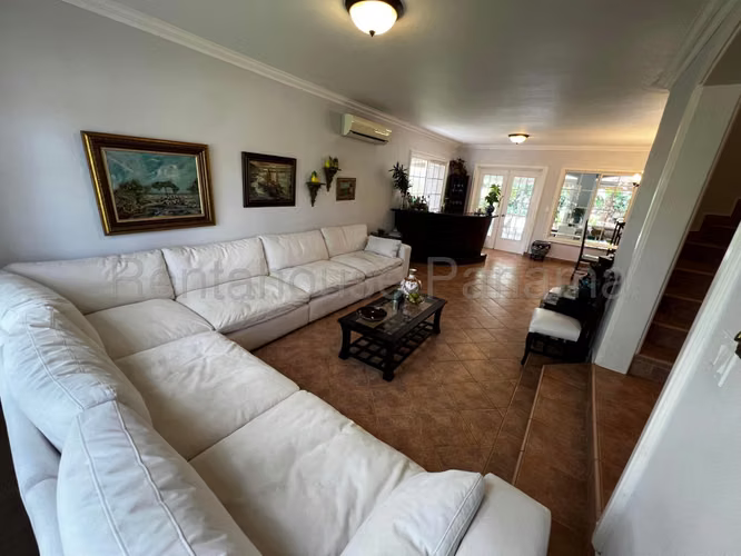 Casa en Alquiler en Costa del Este 26*7206Mfk