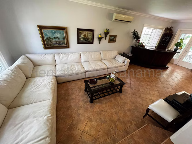 Casa en Alquiler en Costa del Este 26*7206Mfk