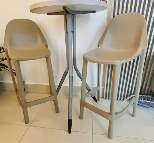 5 SILLAS BAR Y MESA DESAYUNADOR COMO NUEVO