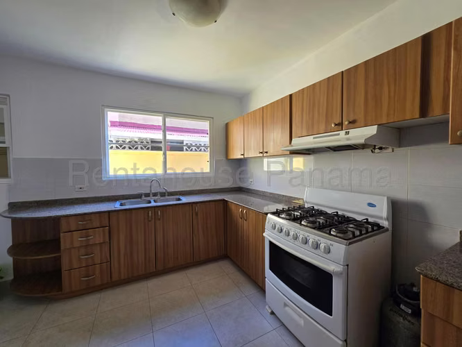 ALQUILER DE CASA EN BRISAS DEL GOLF HQ