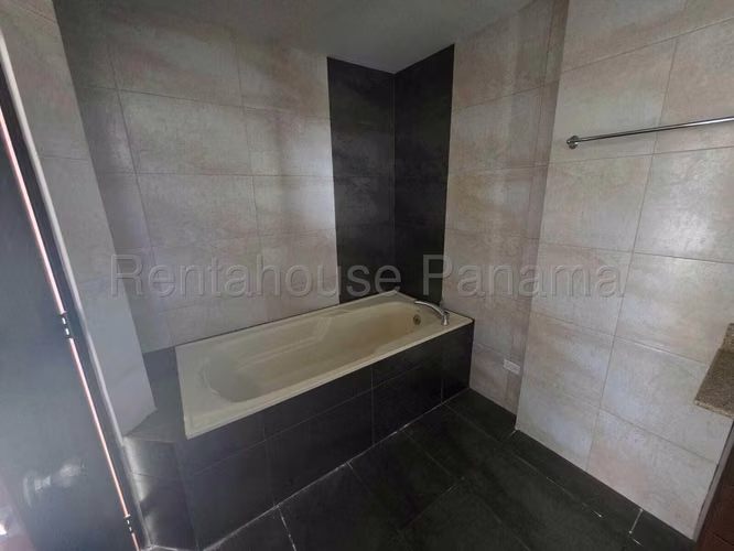 Vendo Apartamento de 185 m² en PH Las Olas II, San Carlos 26-6554GG