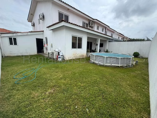 Venta de casa de 312.63m² y dos niveles en Versalles 26JSS1882