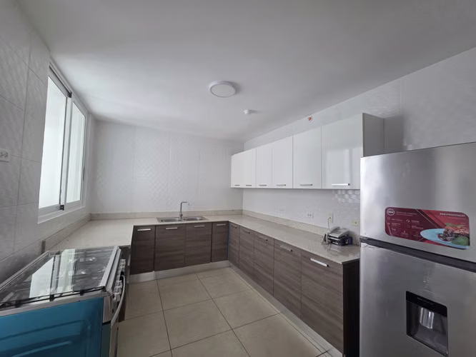 Se vende apartamento 4 recámaras en Kings Park, Condado del Rey