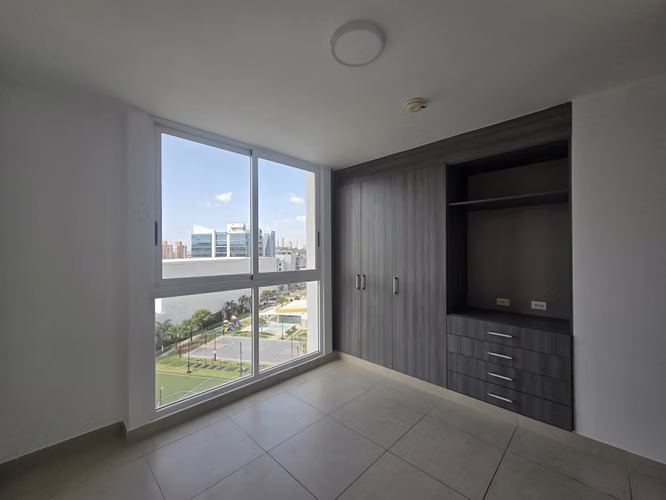 Se vende apartamento 4 recámaras en Kings Park, Condado del Rey