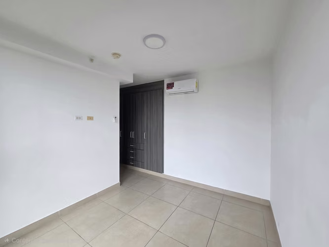 Se vende apartamento 4 recámaras en Kings Park, Condado del Rey