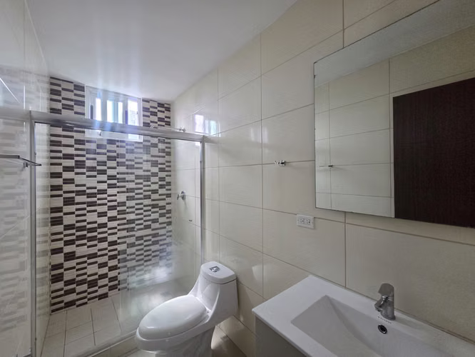 Se vende apartamento 4 recámaras en Kings Park, Condado del Rey