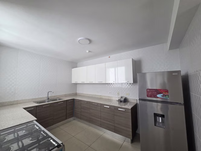 Se vende apartamento 4 recámaras en Kings Park, Condado del Rey