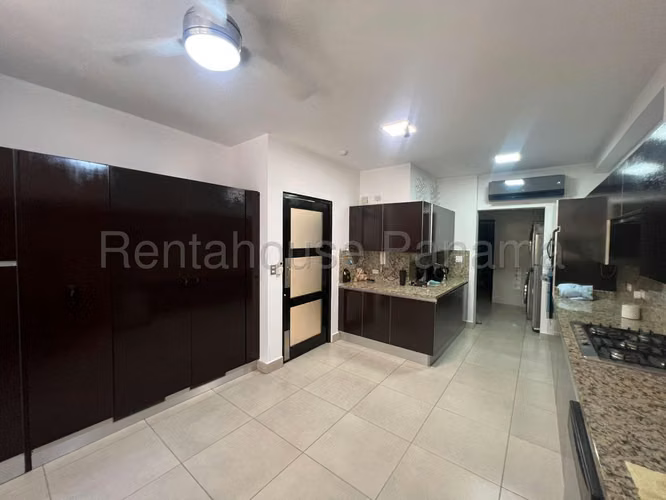 Alquiler de Apartamento en Clayton Ph Embassy Club Mts2: 296.64 PD