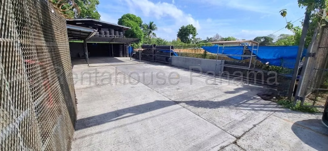 Terreno en Venta en Parque Lefevre JG