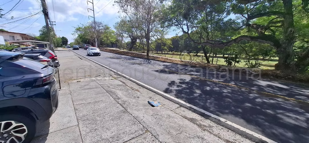 Terreno en Venta en Parque Lefevre JG