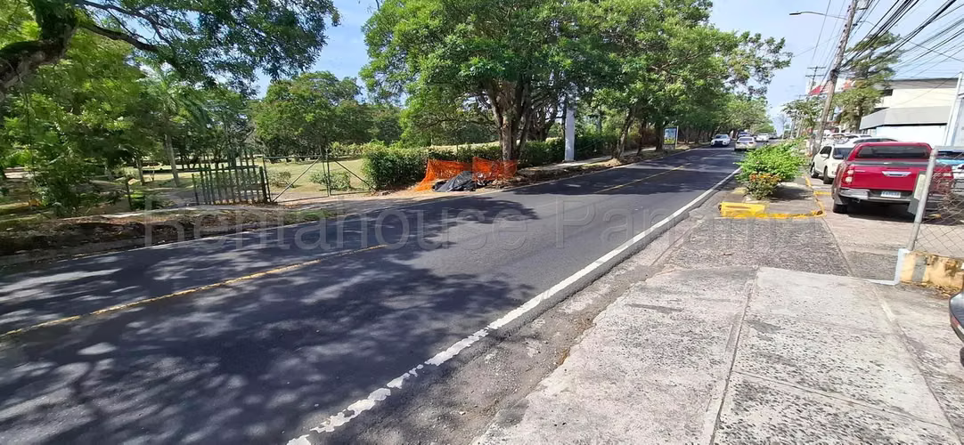 Terreno en Venta en Parque Lefevre JG