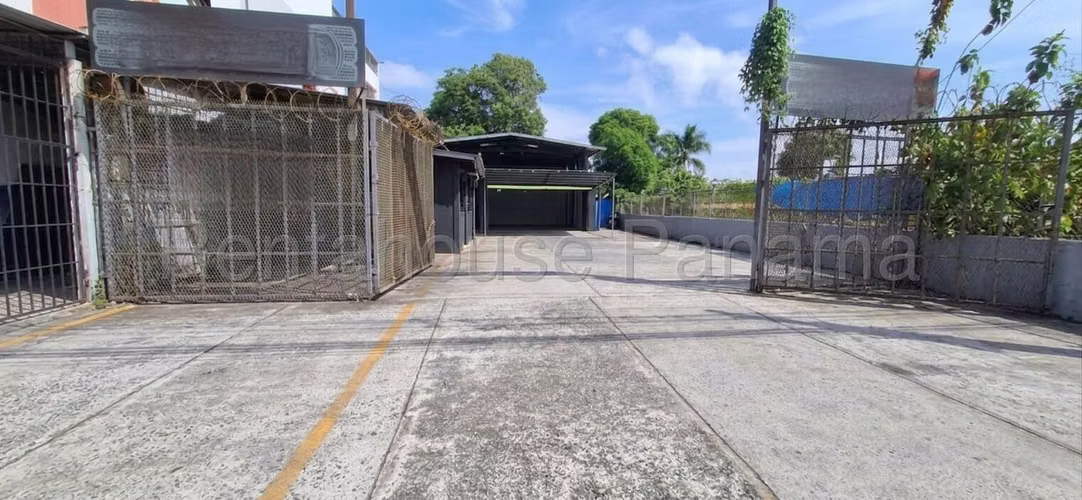 Terreno en Venta en Parque Lefevre JG