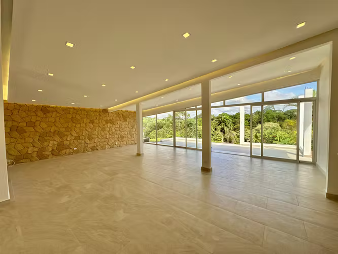 Casa Remodelada en Las Cumbres con Vista al Lago y Amplio Terreno