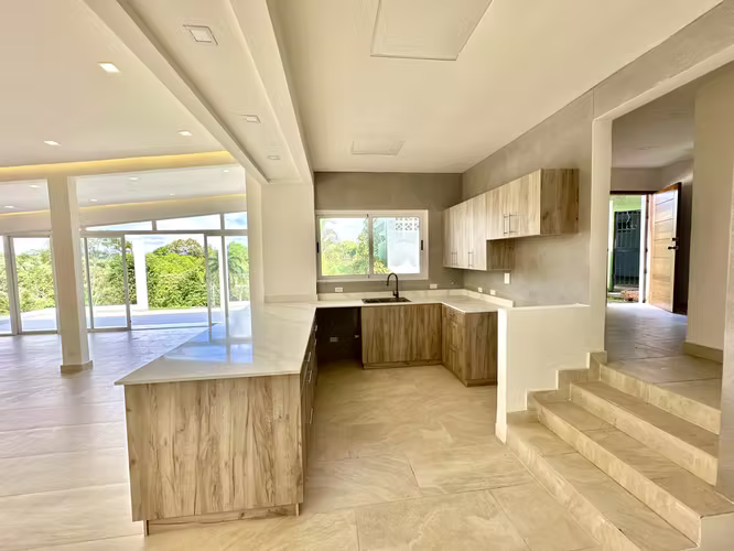 Casa Remodelada en Las Cumbres con Vista al Lago y Amplio Terreno