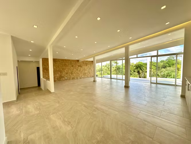 Casa Remodelada en Las Cumbres con Vista al Lago y Amplio Terreno