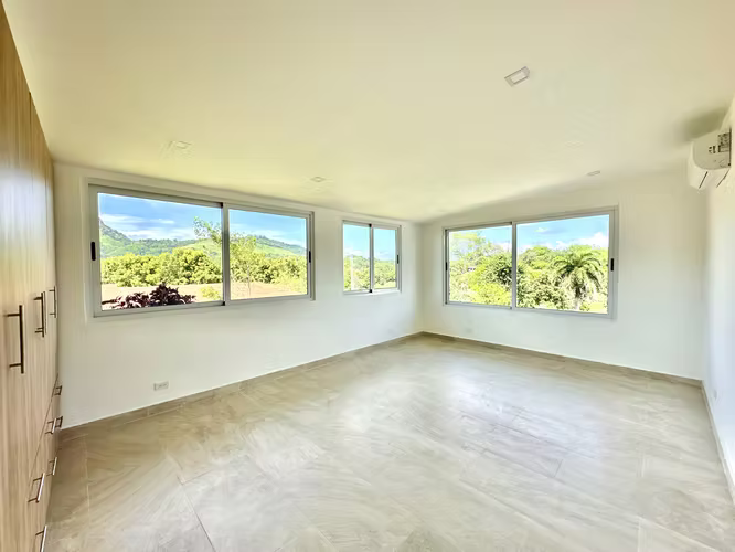 Casa Remodelada en Las Cumbres con Vista al Lago y Amplio Terreno