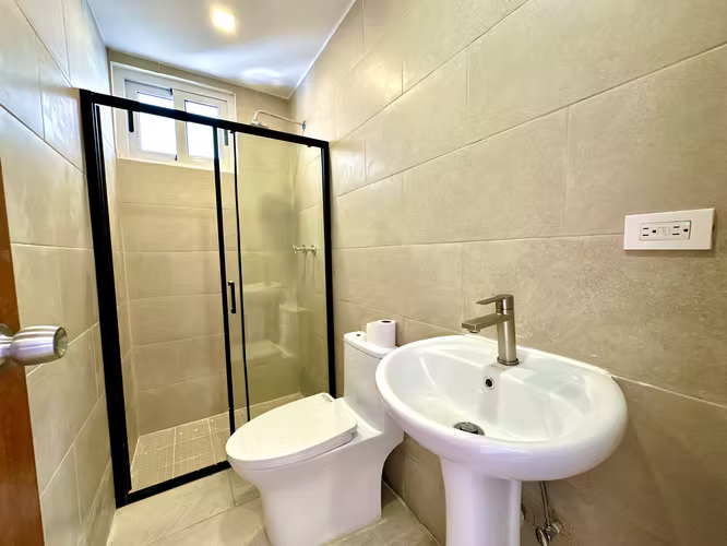 Casa Remodelada en Las Cumbres con Vista al Lago y Amplio Terreno