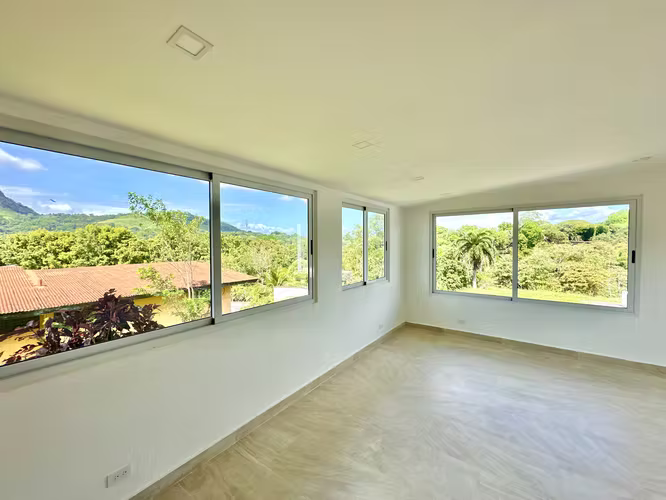 Casa Remodelada en Las Cumbres con Vista al Lago y Amplio Terreno