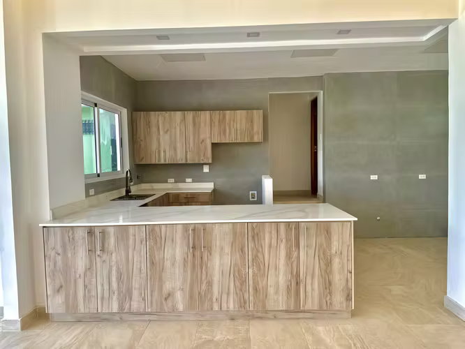 Casa Remodelada en Las Cumbres con Vista al Lago y Amplio Terreno