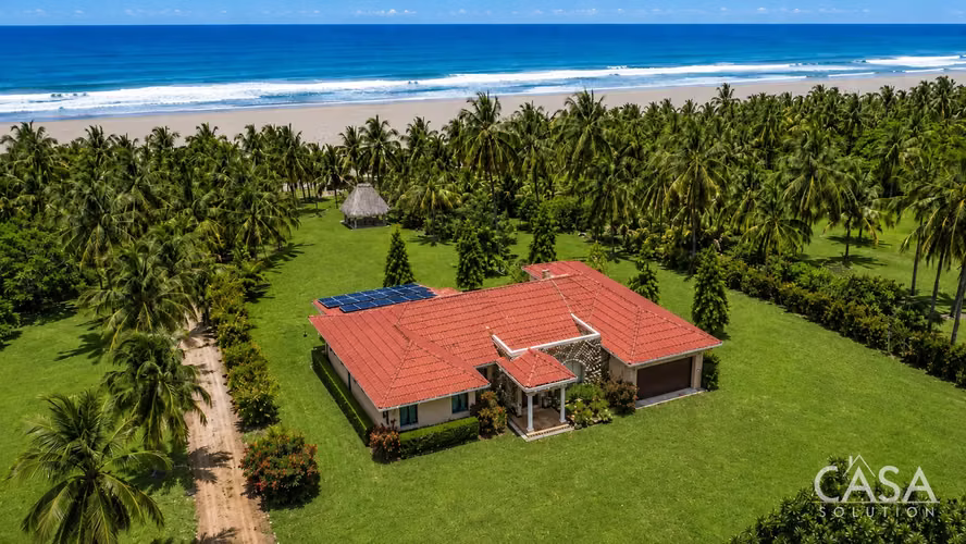 Casa Inteligente Frente a La Playa con Paneles Solares en Venta en Las Lajas - Chiriquí