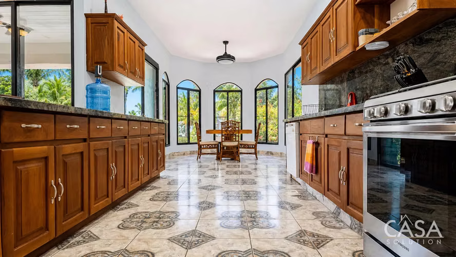 Casa Inteligente Frente a La Playa con Paneles Solares en Venta en Las Lajas - Chiriquí