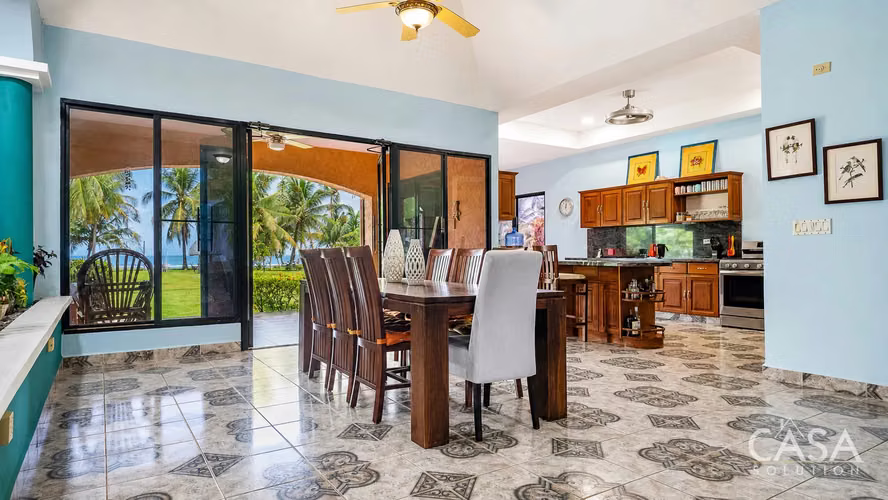 Casa Inteligente Frente a La Playa con Paneles Solares en Venta en Las Lajas - Chiriquí