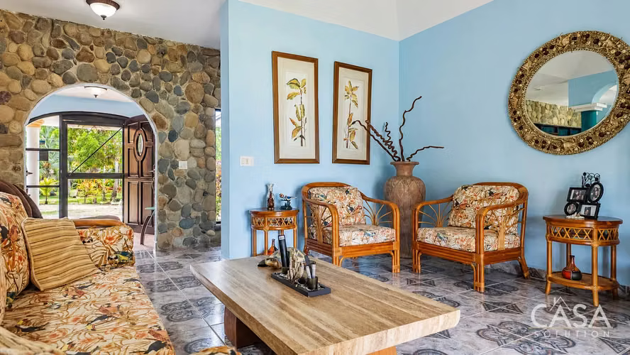 Casa Inteligente Frente a La Playa con Paneles Solares en Venta en Las Lajas - Chiriquí