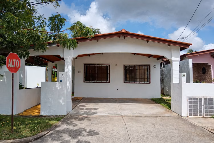 Alquiler de casa de 295m² en Brisas del Golf Arraijan 27JSS578