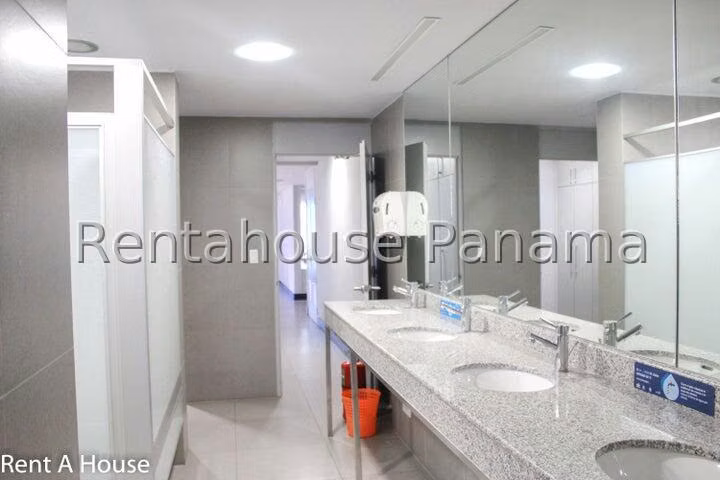 Se Vende oficina en Obarrio MDV26-7158
