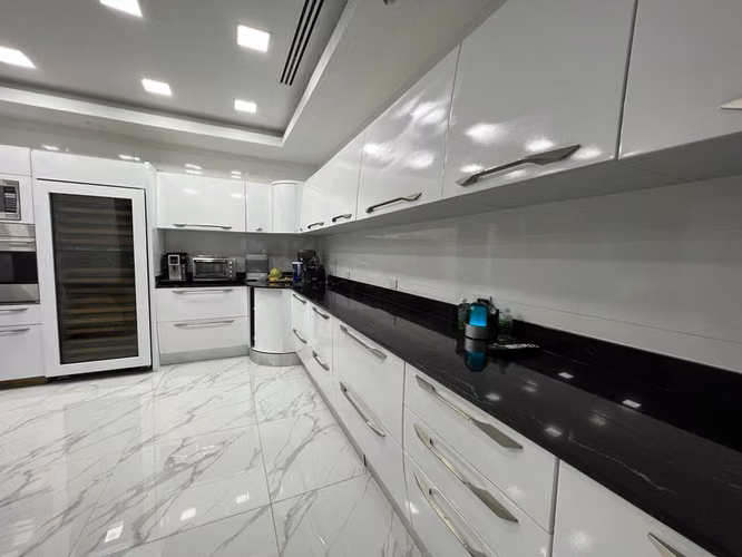 Se vende Casa AMOBLADA en Altos del Golf, con JARDIN y PISCINA OV