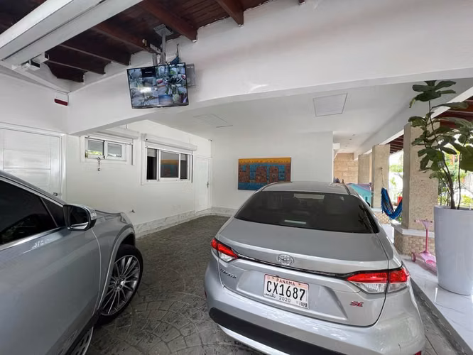 Se vende Casa AMOBLADA en Altos del Golf, con JARDIN y PISCINA OV
