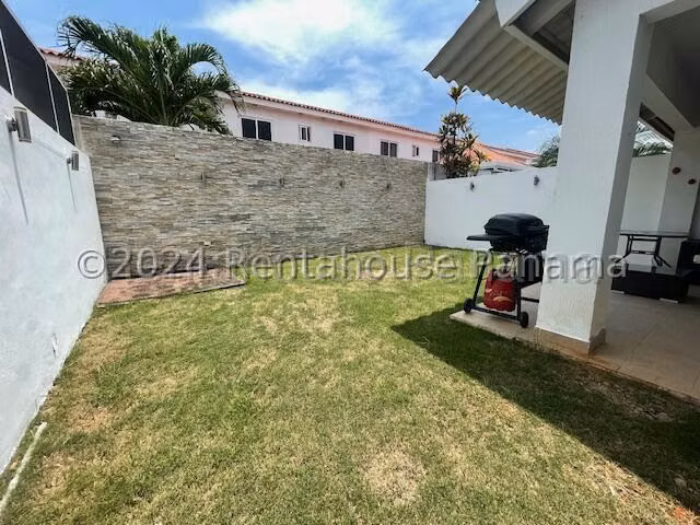 Se Alquila Casa en Versalles YDU
