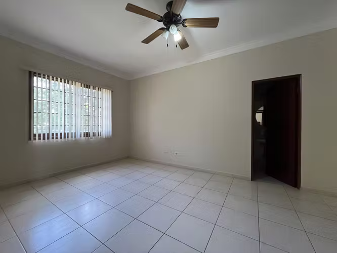 Casa en Camino de Cruces - 860 m² de dos niveles y amplia piscina