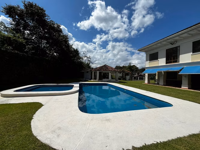 Casa en Camino de Cruces - 860 m² de dos niveles y amplia piscina