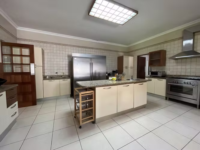 Casa en Camino de Cruces - 860 m² de dos niveles y amplia piscina