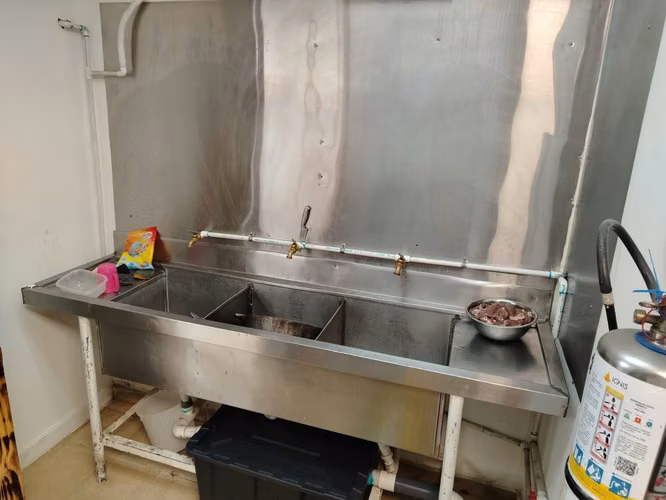 Se vende restaurante super bien ubicado. Precio negociable