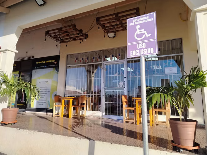 Se vende restaurante super bien ubicado. Precio negociable