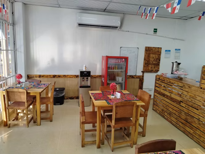 Se vende restaurante super bien ubicado. Precio negociable
