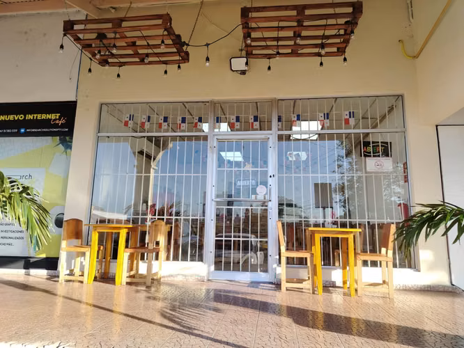 Se vende restaurante super bien ubicado. Precio negociable