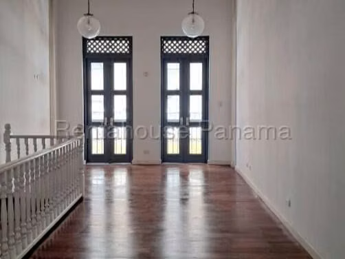 Oficina Comercial en Alquiler en Casco Antiguo JG